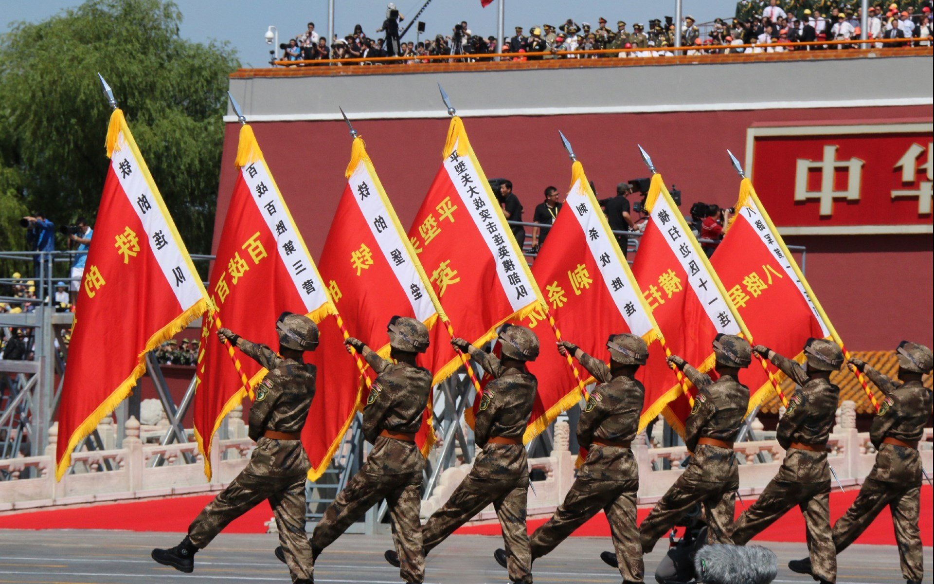 爱游戏综合娱乐-中场球员传球选择是否受个人心理影响过大，足球中场传球