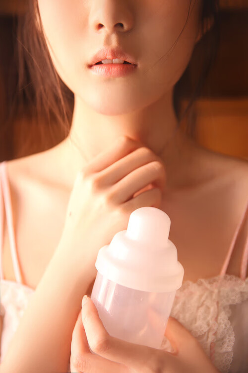 “简阳文体中心：飞扬的羽毛球赛场点燃全场热情”