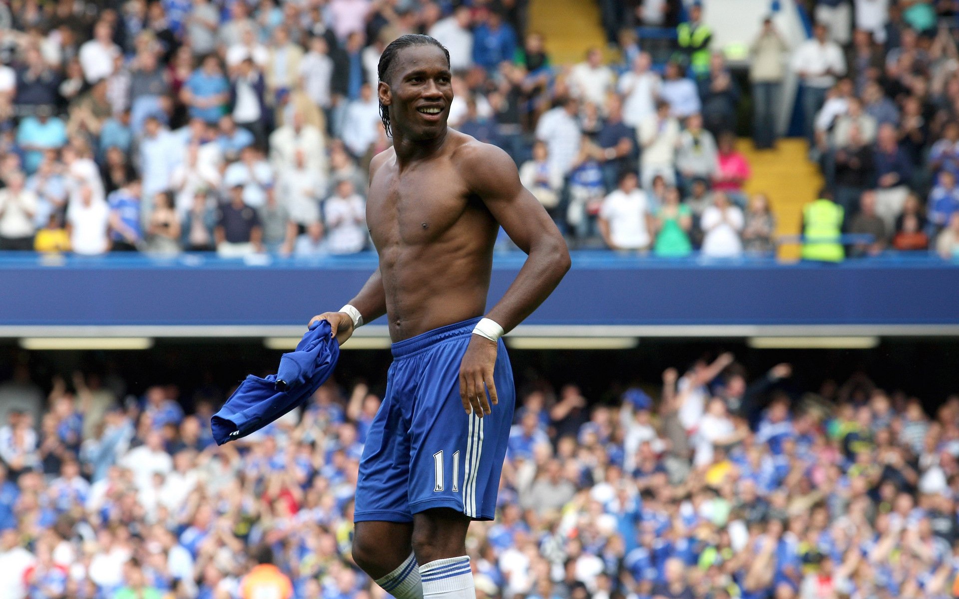 爱游戏平台-门将长传是否常用于拉开防线制造反击空间，门将穿长裤