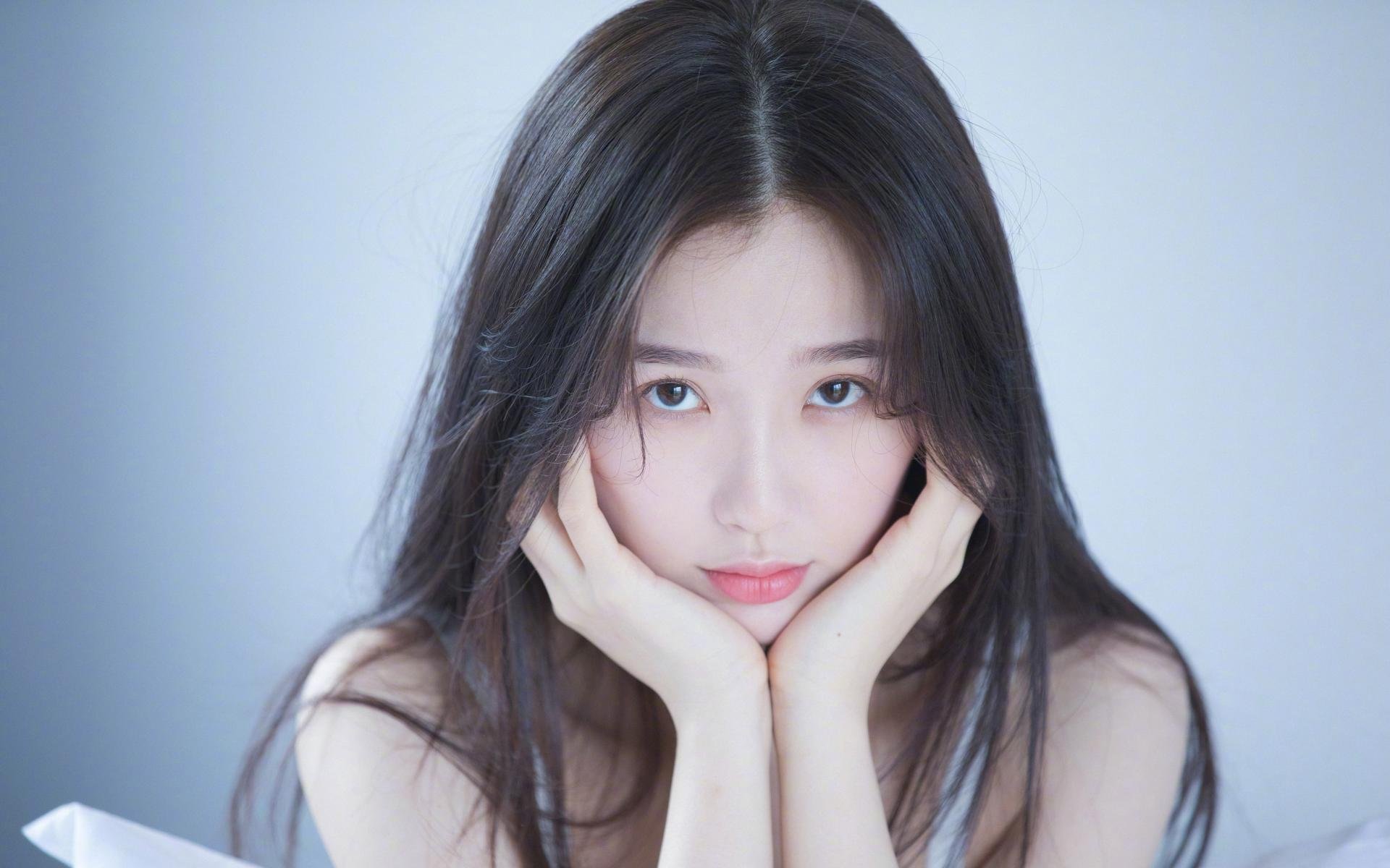 AYX体育-德甲激烈争锋：攻守转换中的精彩瞬间，德甲榜首大战